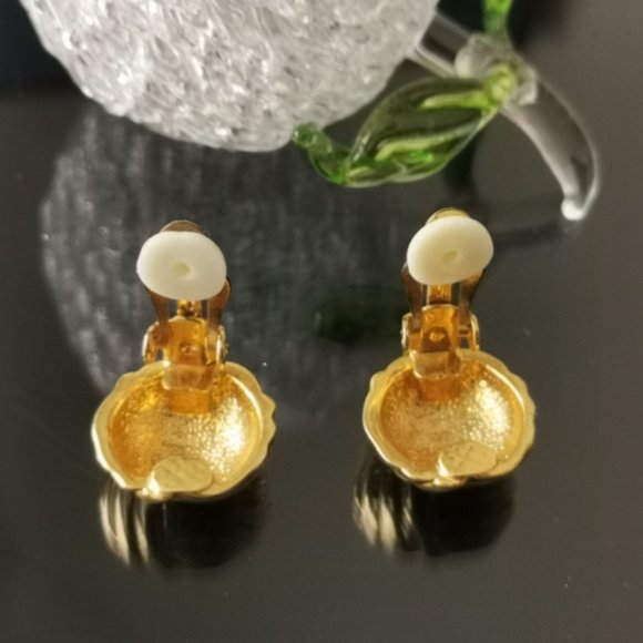 Vintage Gold Tone Knot Clip on Earrings - Picture 5 of 6